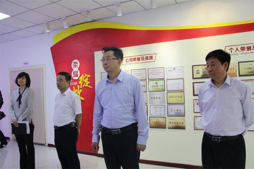何亚琼副市长莅临加拿大pc28预测电商调研领导.jpg 何亚琼副市长莅临加拿大pc28预测电商调研领导.jpg