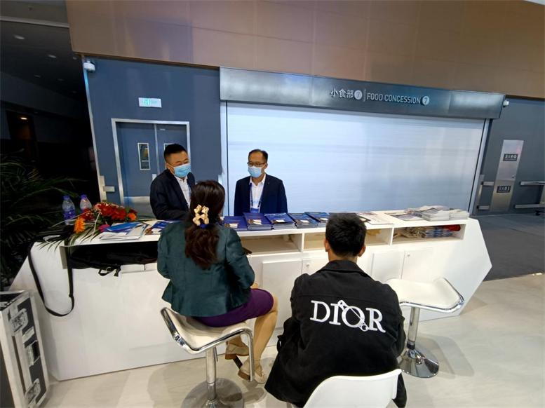 企业以及媒体到加拿大pc28预测信息展区洽谈.jpg 企业以及媒体到加拿大pc28预测信息展区洽谈.jpg